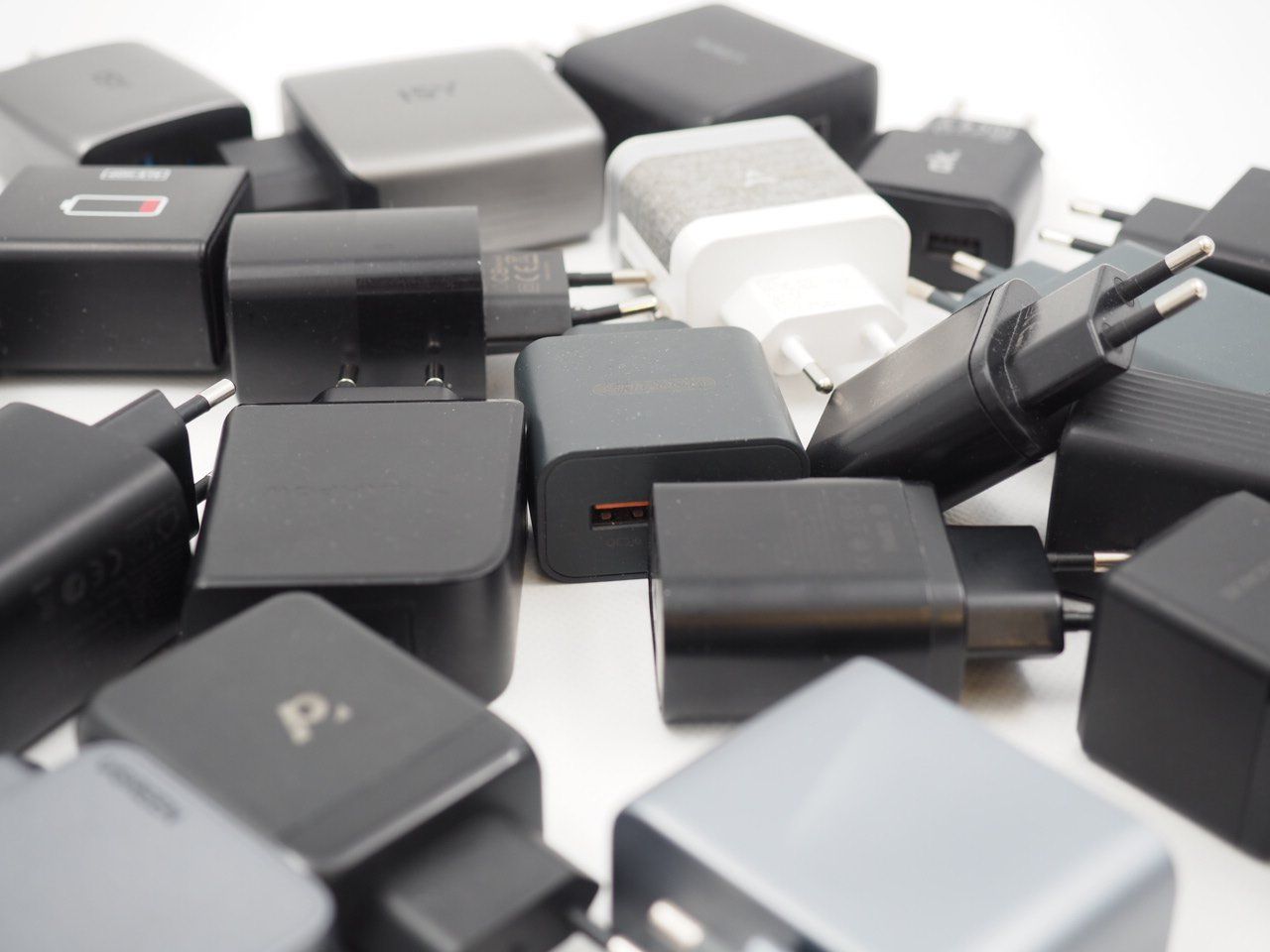 Laufwerke & Adapter: MULTI Ladeadapter 20 Stk. CH-Stecker (26072990) – Gebraucht aus Zürich von fundsachenverkauf 1