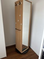 Drehspiegelschrank mit Kleiderhaken