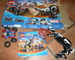 Lego-Verpakung mit ein Paar Teilen Spidermann