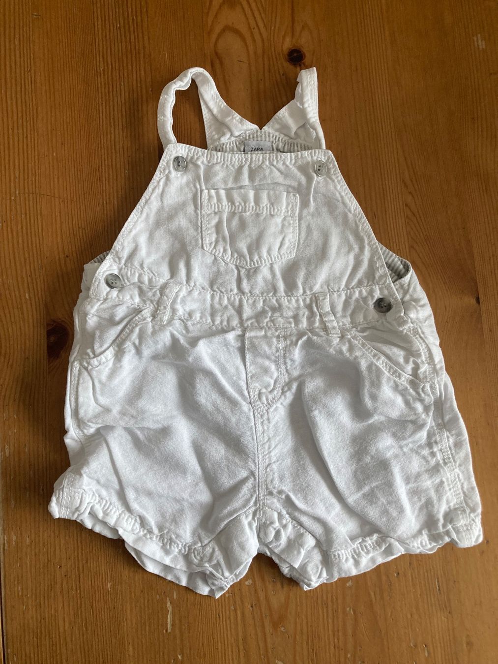 Zara Pantaloni: Kurze Latzhose grösse 68/74 – Usato da bretzwil venduto da Marca25