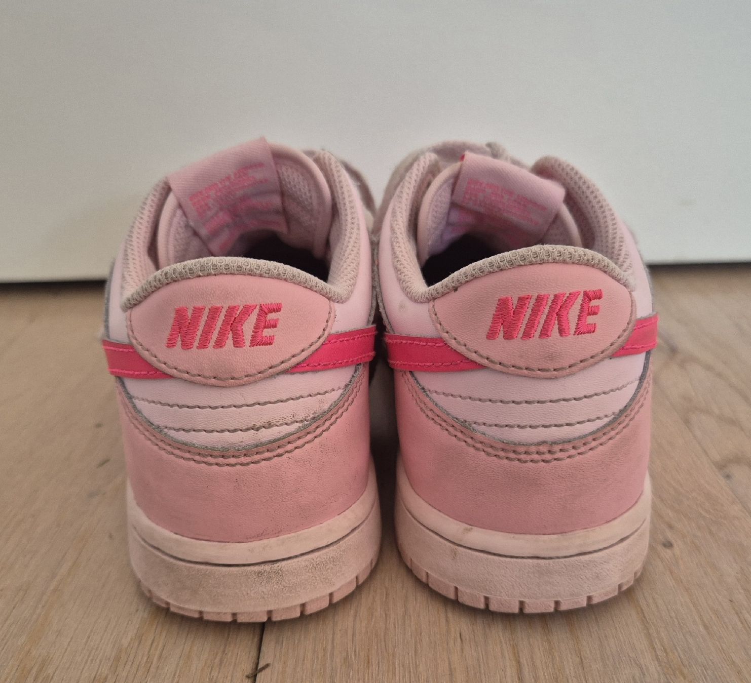 Nike Scarpe per ragazze: Schöne Nike Sneakers Gr. 35 – Usato da Aeugst am Albis venduto da miizli 2