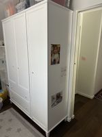 Weißer Kleiderschrank mit Schubladen – ideal für Kinderkleid