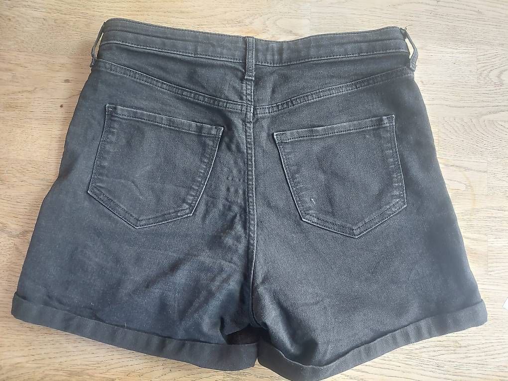 Jeans: Schwarze Jeans Shorts H&M  – Usato da Dietwil venduto da tigerloch 1