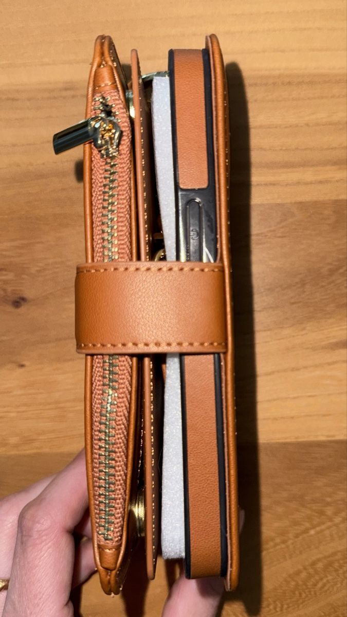 Cover & Protezioni schermo: Kunstleder Handyhülle IPhone 13Pro – Nuovo e nell'imballaggio originale da Wiesendangen venduto da Auri_0 1