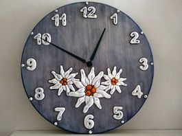 Horloge murale artisanale avec Edelweiss, décor chalet.