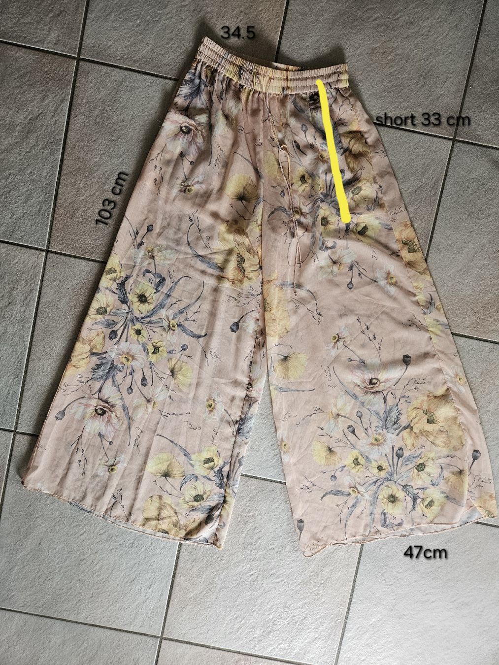 Pantaloni: pantalon taille M avec short  – Usato da Vétroz venduto da sas_yln5 3