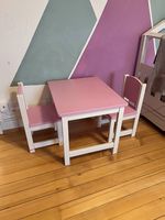 Kindertisch und Stühle