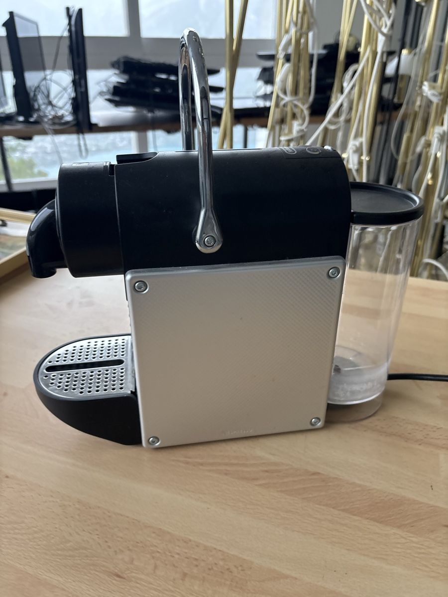 Macchine per caffè & Macchine per espresso: Kaffeemaschine DeLonghi Nespresso Pixie silber schwarz – Usato da Bilten venduto da vjo_qpx5 2