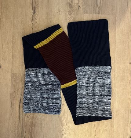 Handgestrickter Schal aus Wolle, sehr angenehm