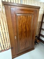 alter Kasten aus Holz