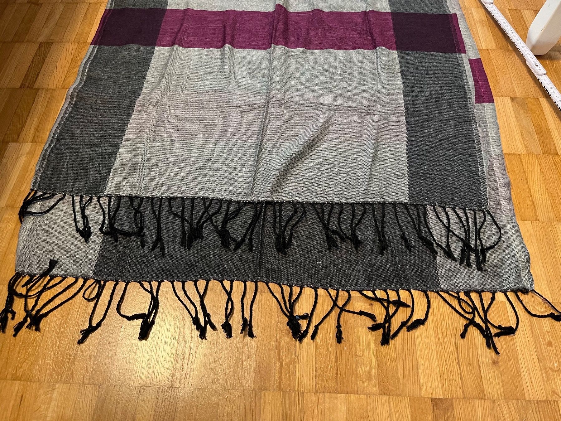 Foulard & Sciarpe: Schicker Schal, grau-lila kariert, mit Fransen – Usato da Jona venduto da Good_luck1_ 1