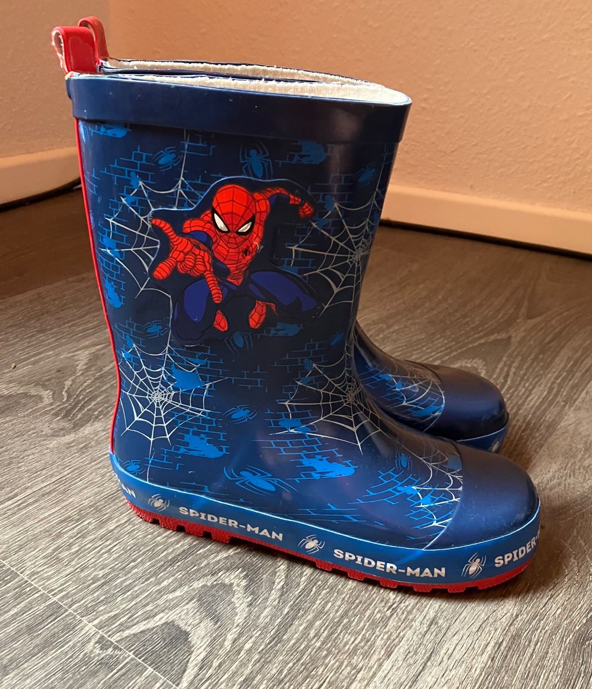 Scarpe da uomo: Gummistiefel/Regenstiefel Spiderman Gr. 30 – Usato da Gattikon venduto da stri_lgs79