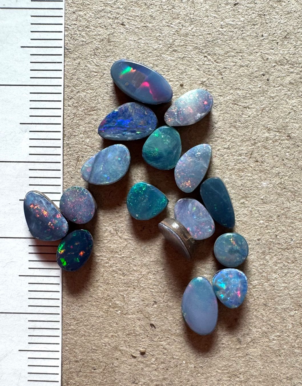 Fossili: 16 x  Opal Cabochons winzig!  echt! DOUBLET   aus Australien – Nuovo e nell'imballaggio originale da Leuggern venduto da gemshow 3