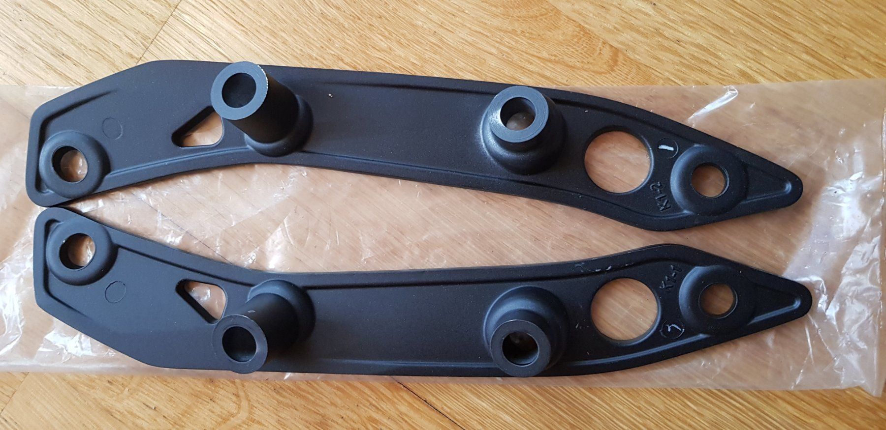 Toutes les pièces détachées moto: Yamaha Xmax 300 WindschutzscheibenPlexiglashalter – Neuf avec emballage d'origine à Morens FR par Kiscica 1
