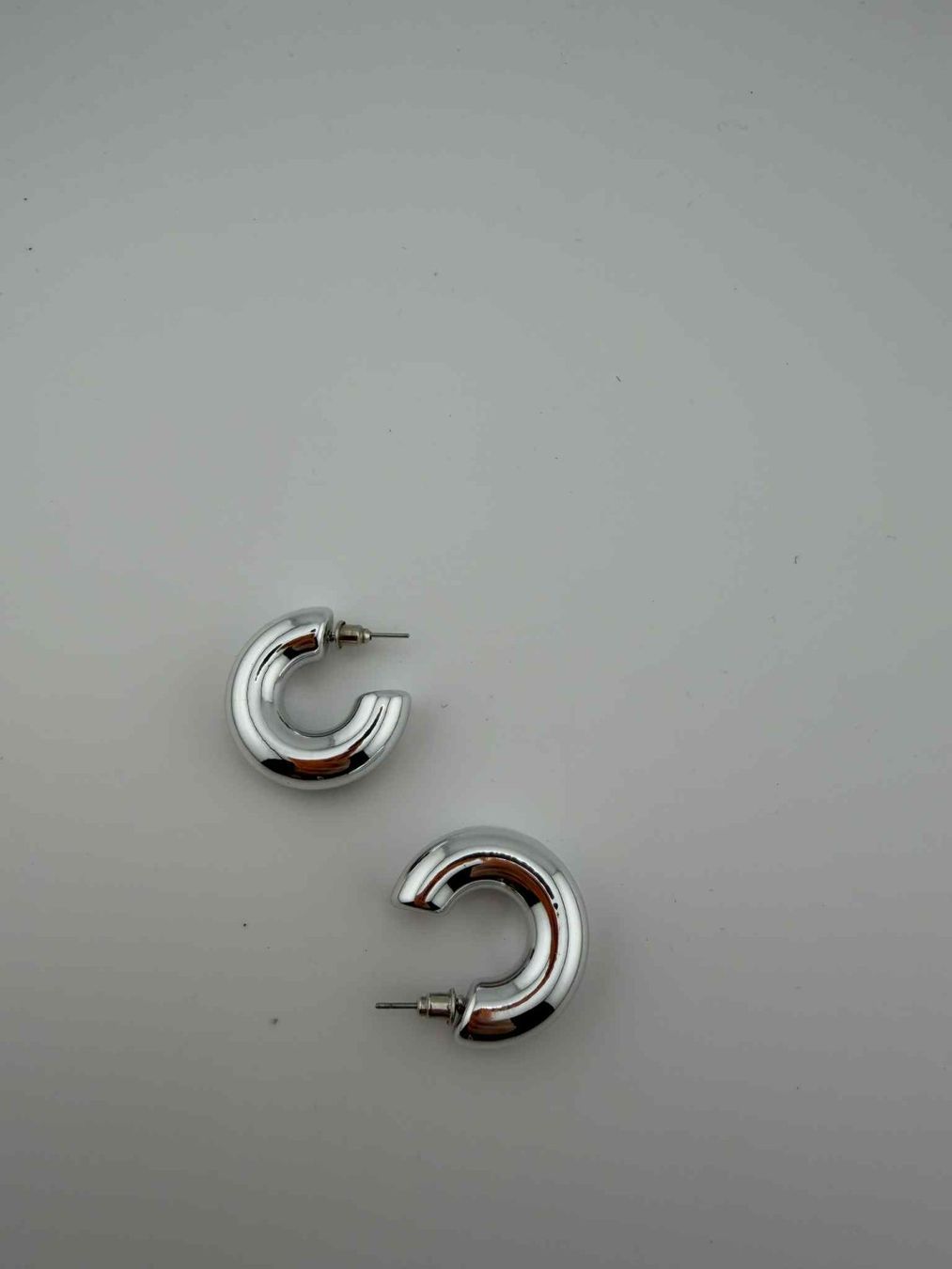 Ohrringe & -stecker: Modische silberfarbene Creolen 🌸 – Gebraucht aus Riehen von edu_92w7 5