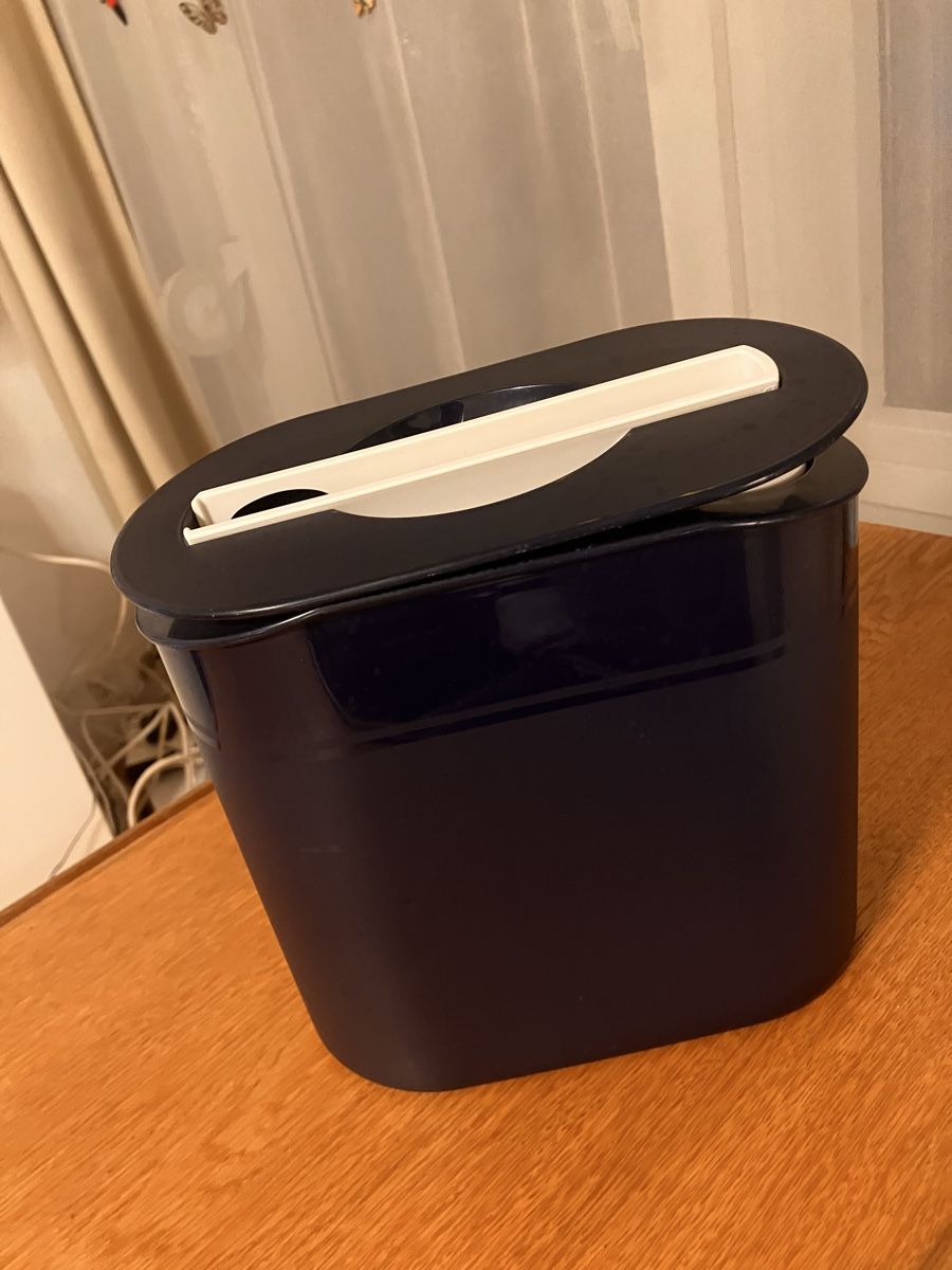 Tupperware Eiskönig Eiswürfelbehälter, dunkelblau, 2L (Gebraucht) in Benglen für CHF 16 – nur Abholung auf Ricardo kaufen