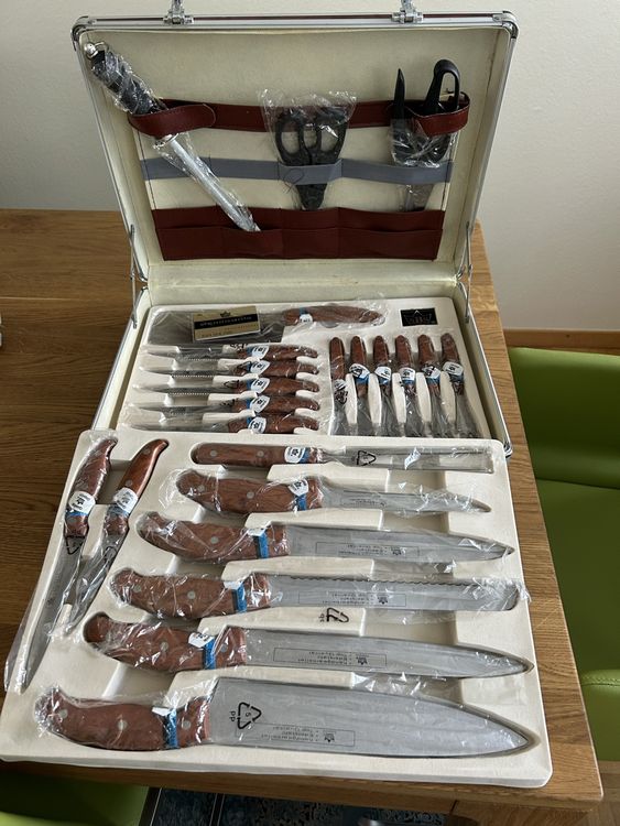 SBS Messer und Bäschtek Set (Neu und originalverpackt) in Zürich für CHF 24.5 – mit Lieferung auf Ricardo kaufen