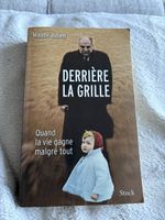 Livre Derrière la grille de Maude Julien bon état