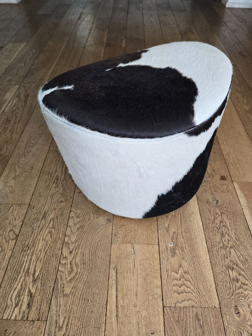 Hocker: Hocker Felloptik schwarz weiss – Gebraucht aus Interlaken von Inventory_X 1