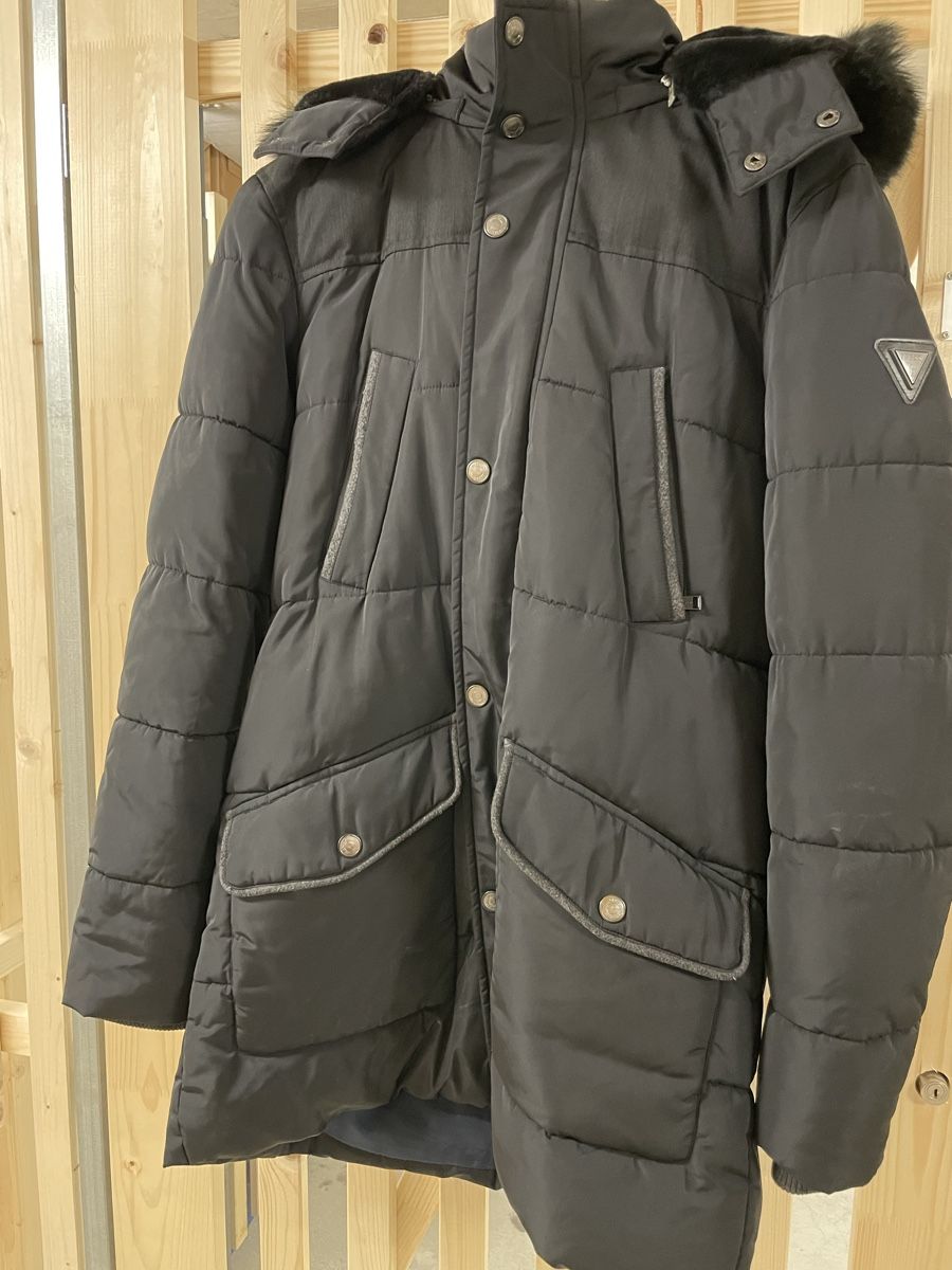 Guess Giacche: Guess Winterjacke mit Pelzkragen – Usato da Zürich venduto da Kawasaki_7