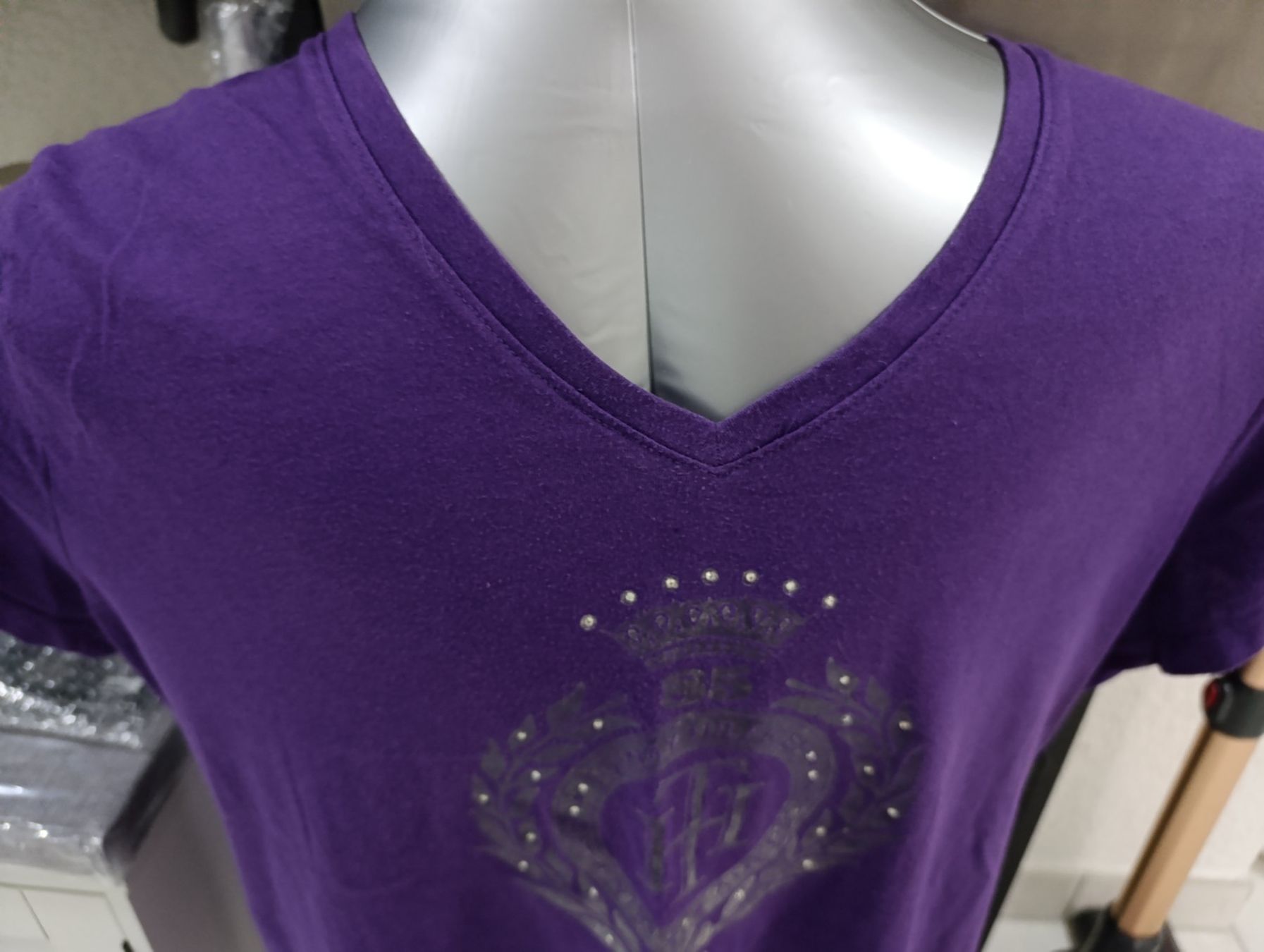 Tommy Hilfiger T-shirts: T-shirt Tommy Hilfiger violet – D'occasion à St-Cergue par Neviana 1