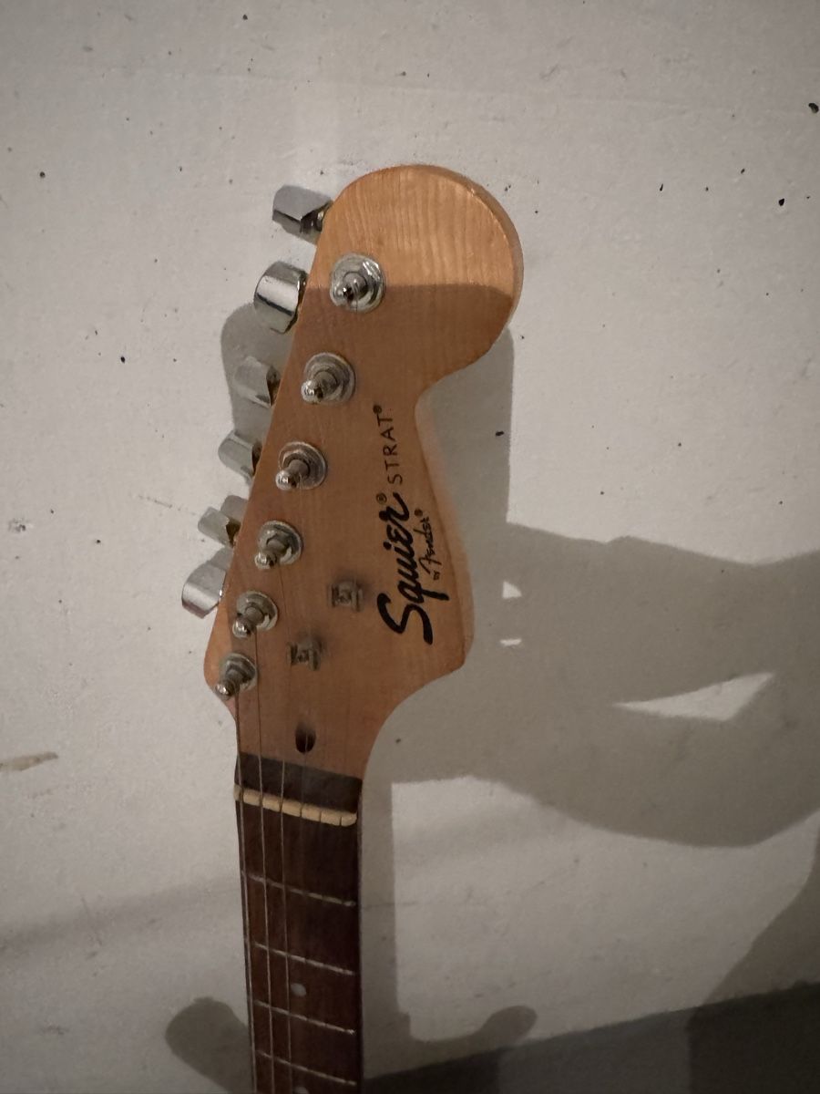 Musikinstrumente: E-Gitarre Squier Stratocaster Sunburst – Defekt aus Sarmenstorf von pab_x5yz 1