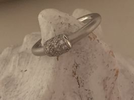 Eleganter Ring 925 Silber mit Zirkonia-Steinbesatz.