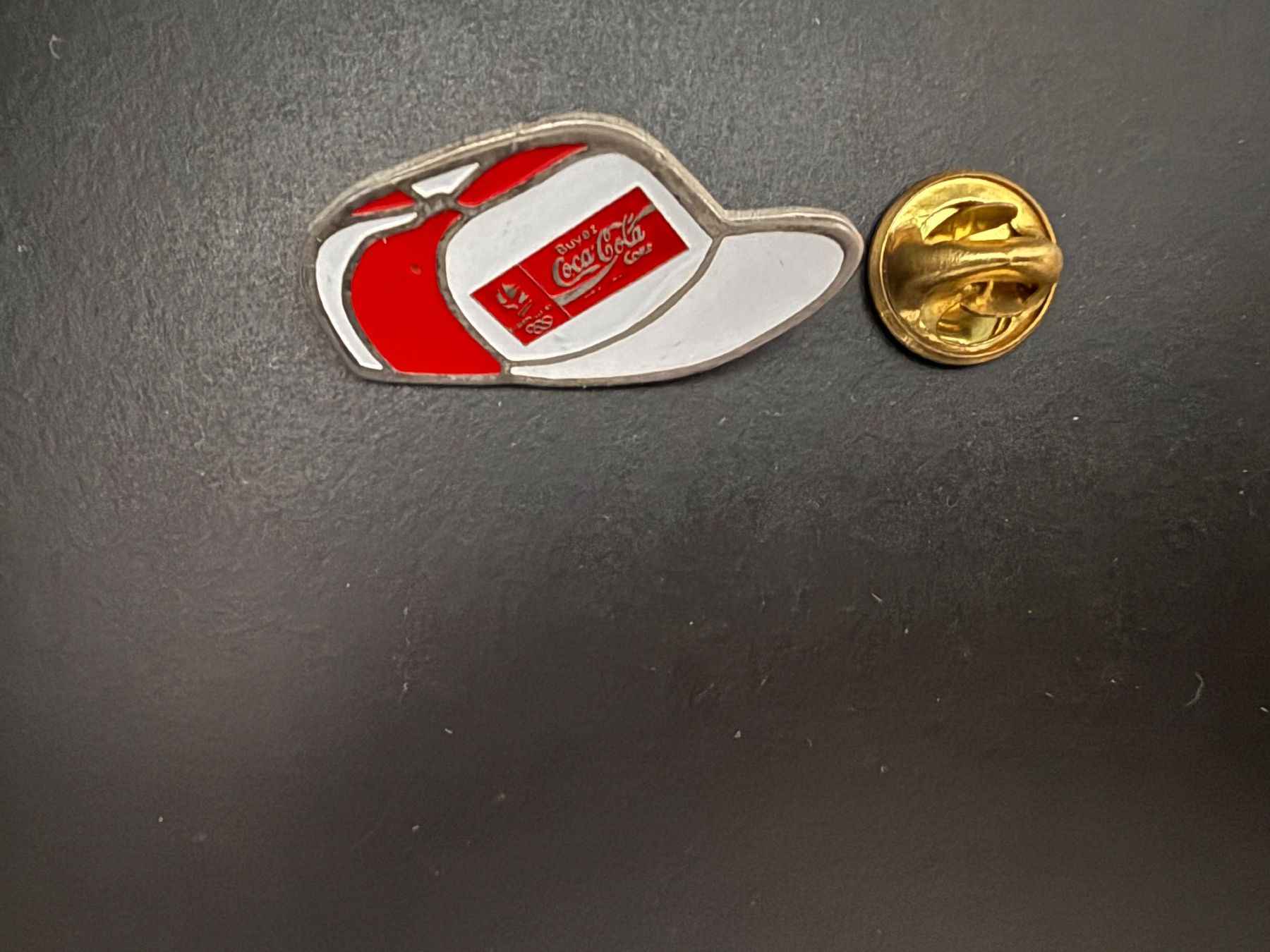 Placchette & Badge: Pin Coca Cola Cap 80er Jahre – Usato da Galgenen venduto da rub_f6kh