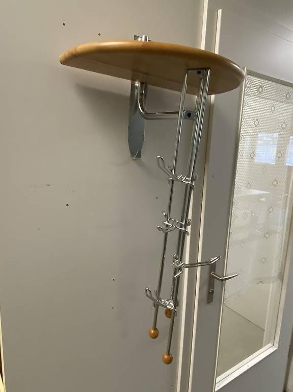 Guardaroba: Wandgarderobe, mit Hutablage, Metall/Holz – Usato da Kaisten venduto da AMSImara 2