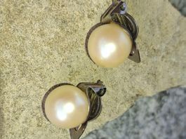 Ein  paar kleine Perlenklips, Farbe: Perle und Silber Clips