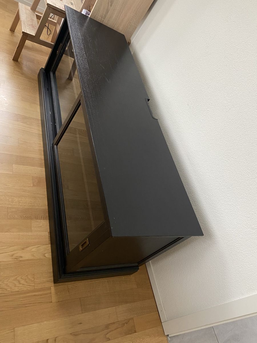Ikea Mobili TV: Schwarze Vitrine aus Holz mit Glastüre – Usato da Wallisellen venduto da BoeJoe