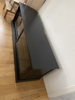 Schwarze Vitrine aus Holz mit Glastüre