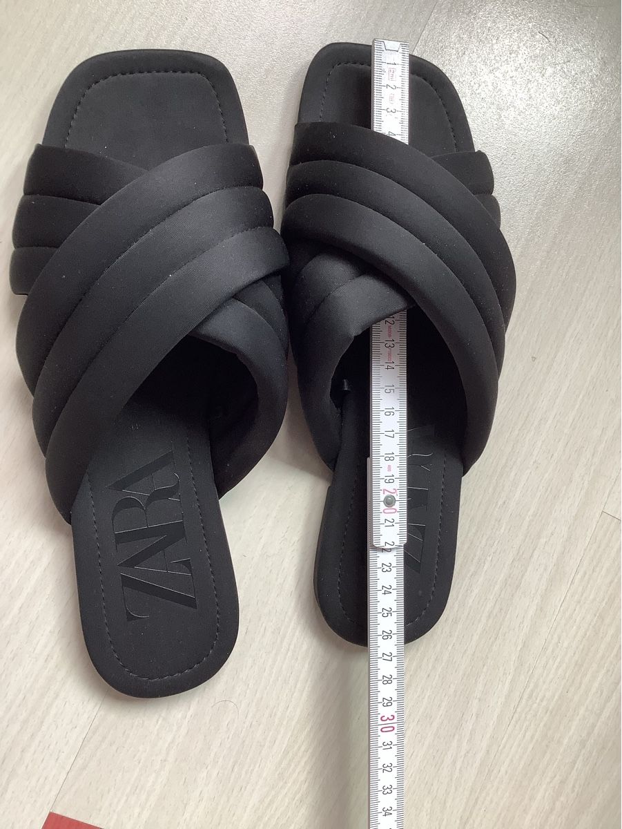 Zara Scarpe da donna: ZARA Pantoletten Schwarz, Grösse 41 – Usato da Liestal venduto da car_dx2j 1