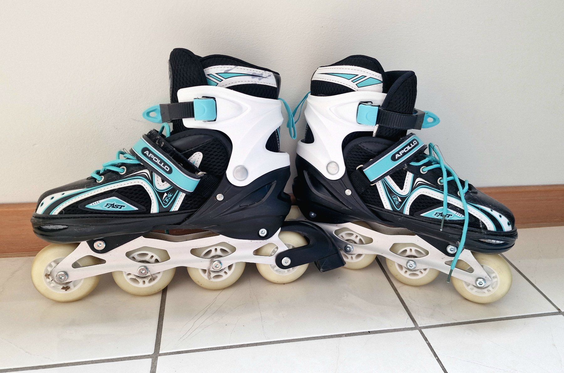 Patins à roul. & inline: Rollschuhe, fast neu! – Neuf (Voir description) à Locarno par MiladaT.