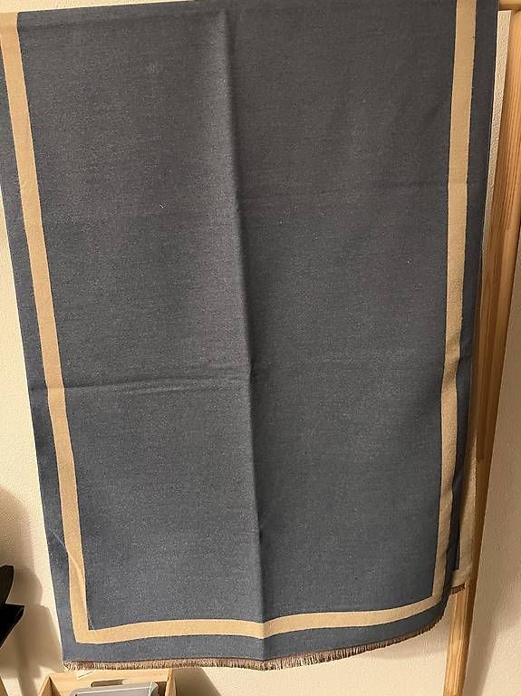Foulard & Sciarpe: Sciarpa ampia e calda – Nuovo e nell'imballaggio originale da Luzern venduto da mic_99vf
