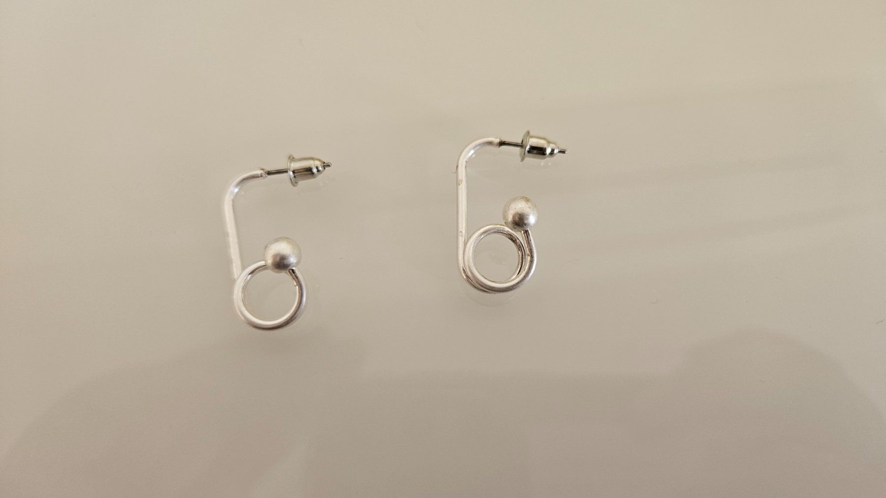 Orecchini pendenti & Orecchini a lobo: Orecchini a spirale color argento (bigiotteria) – Nuovo e nell'imballaggio originale da Melano venduto da H-Sara