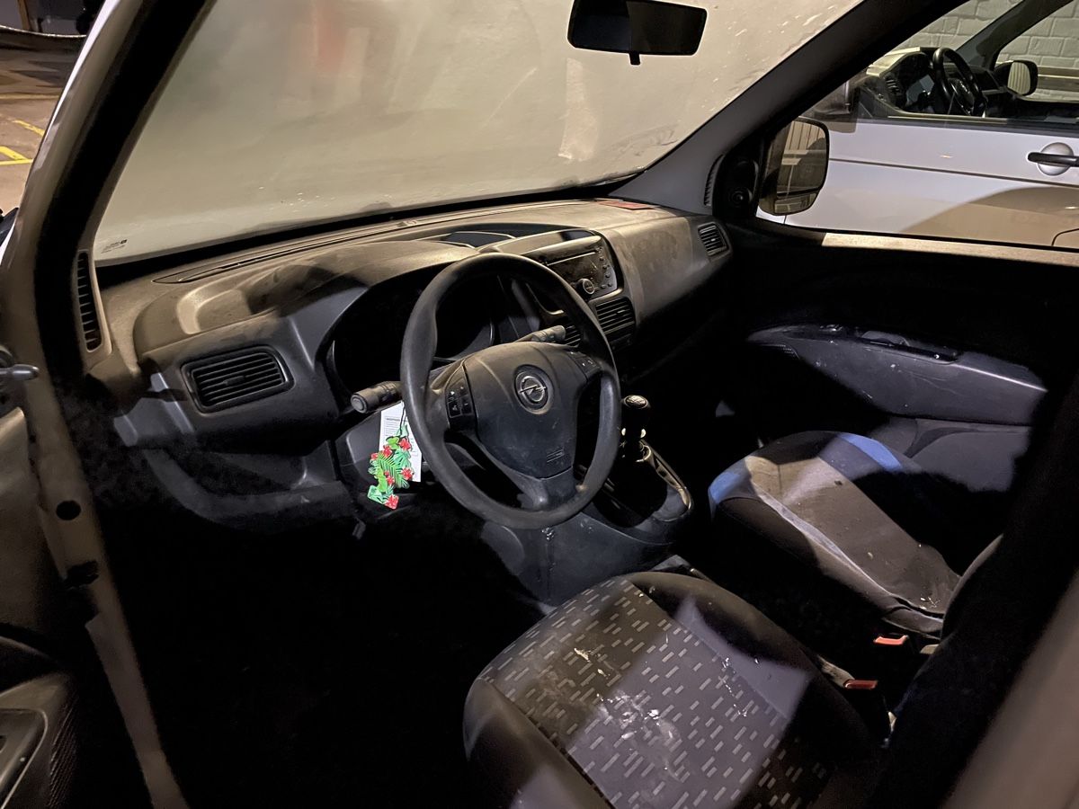Opel Nutzfahrzeuge: Opel Combo Maxi 1.4 – Defekt aus Einsiedeln von Shkurte_K 2