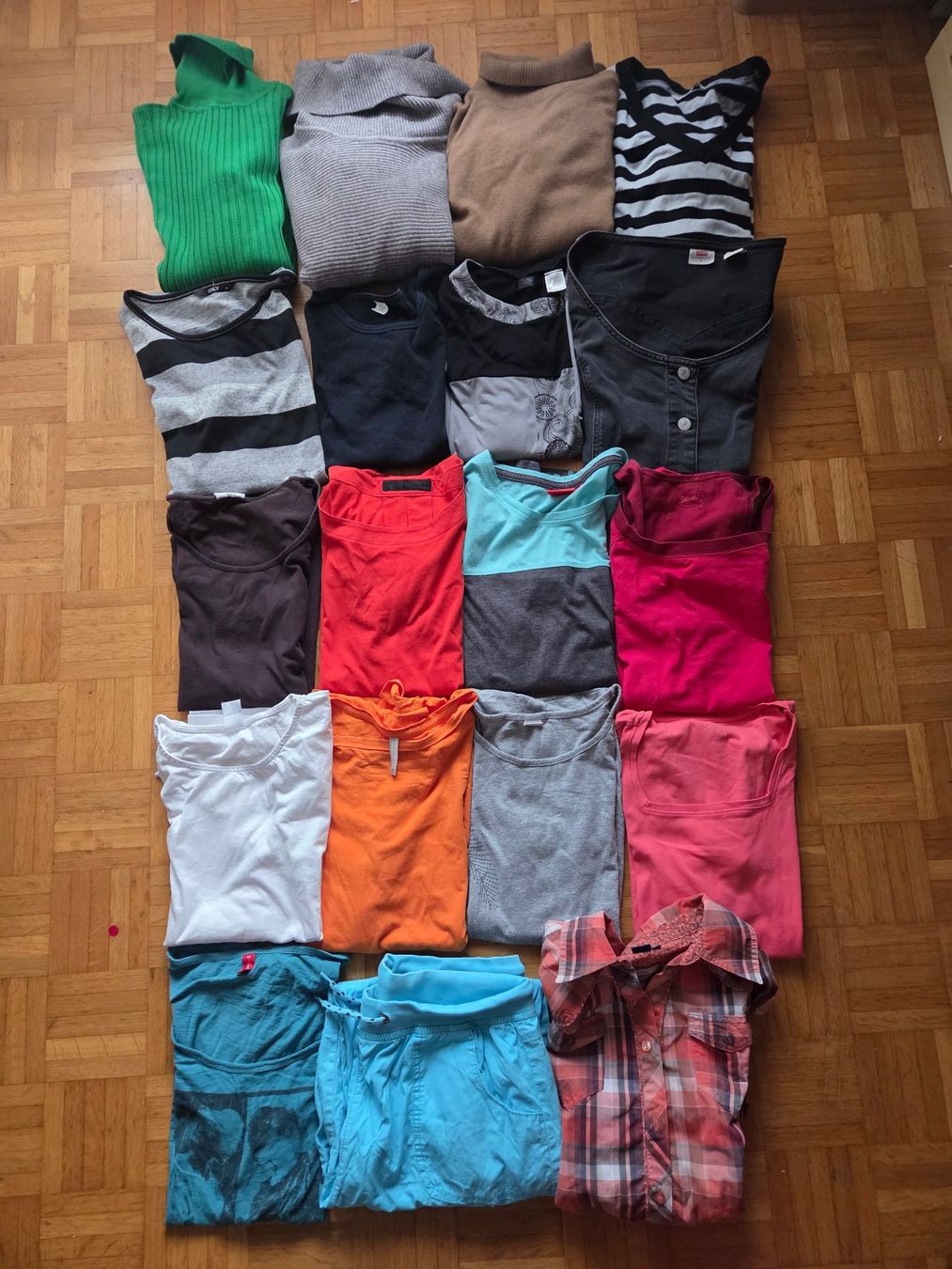 Lots de vêtements: T-Shirts, Kleider, Pullover, Bluse, Bermudashorts Gr. M – D'occasion à Basel par grandfamily