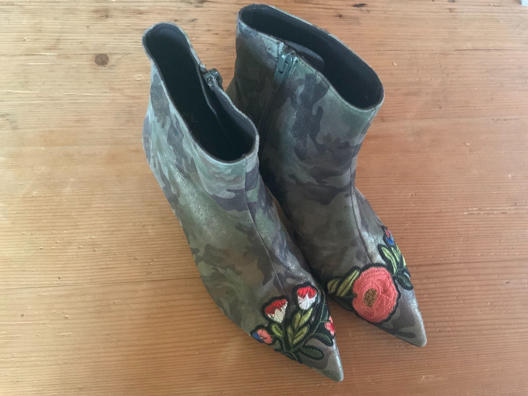Scarpe da donna: Coole Stiefelette im Tarnmuster, Gr. 37 Designer – Usato da Nesslau venduto da Giga257 2