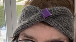 Handgesticktes Stirnband aus weicher Wolle in Grau