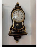Pendule murale ancienne décorée style Louis XV noircie dorée