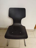 Stühle mit  schwarzen Sitz und Metallrahmen
