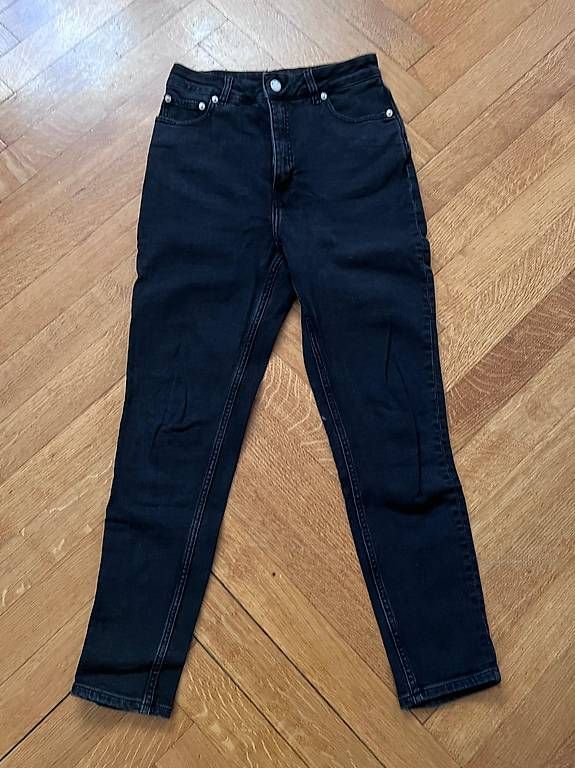 Jeans: Jeans noir, taille 26/30 – Usato da Lausanne venduto da sugarplumfairy