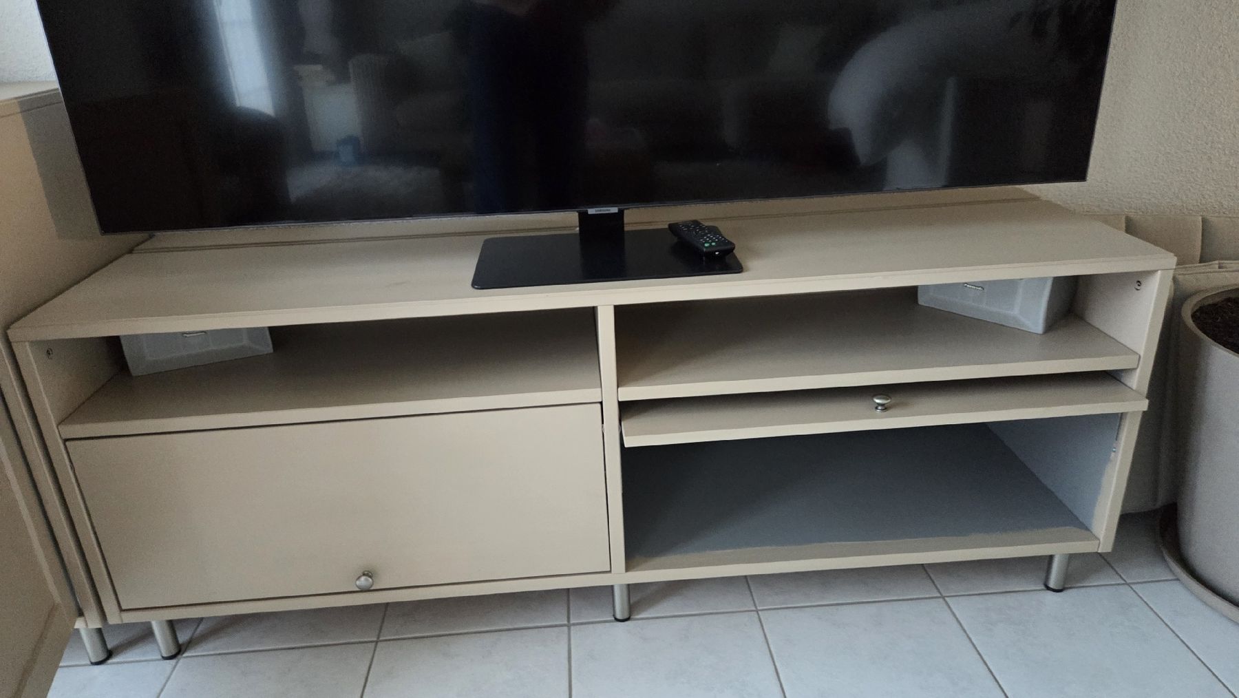 Ikea Commodes: TV-Möbel, Kommode und Vitrine – D'occasion à Riet (Neftenbach) par Nkruemel 4