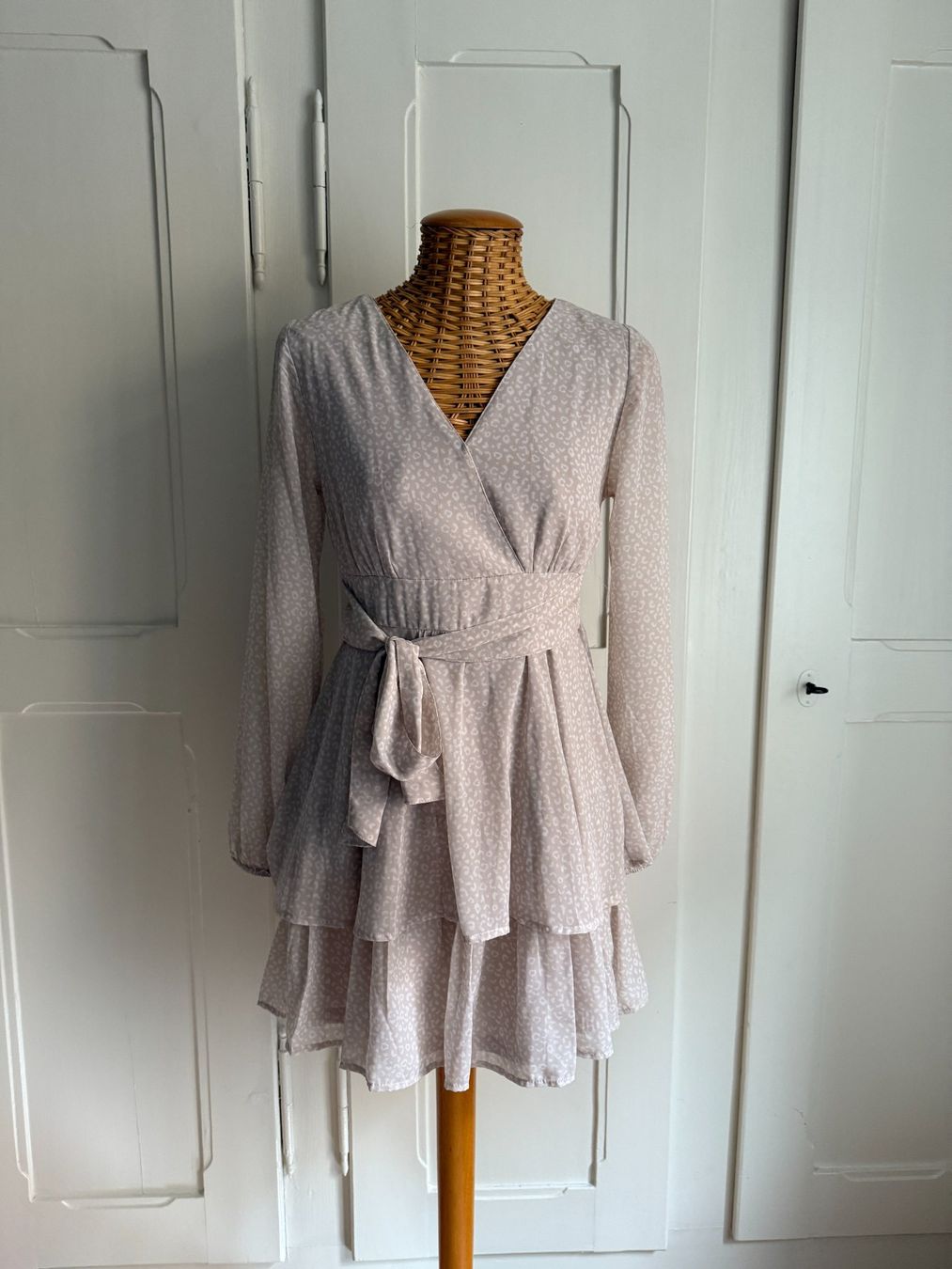 Kleider: JAPNA - Chiffonkleid beige-weiss gemustert S – Gebraucht aus Zürich von Diazaio