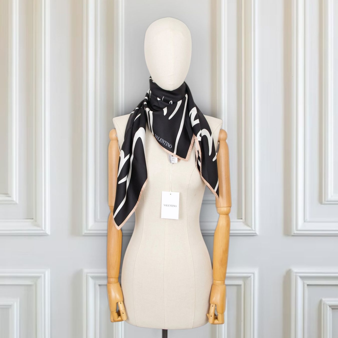 Valentino Foulards, Tücher & Schals: Valentino Seidentuch schwarz/rosa – Gebraucht aus Binningen von Designerlabels 1