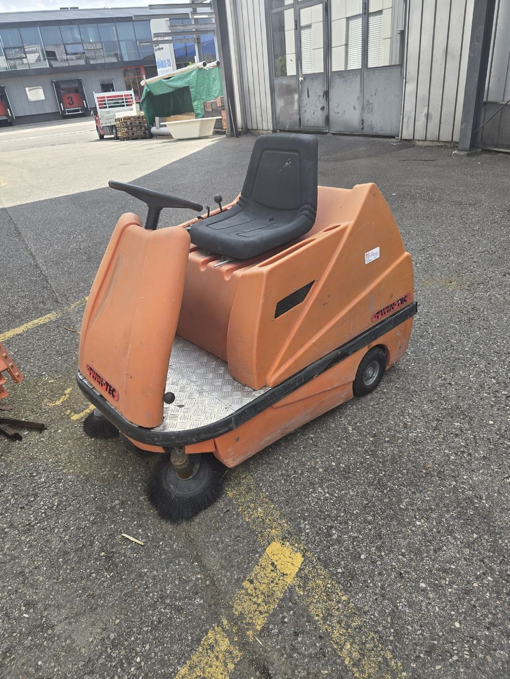 Toutes les machines: TWIN-TEC Aufsitzkehrmaschine  – D'occasion à WIL SG par Sprin319 1