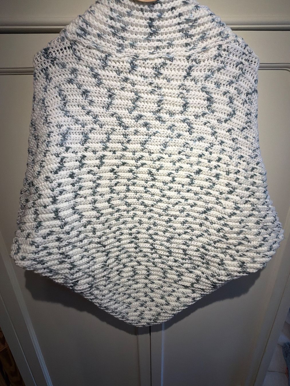 Giacche: STRICKJÄCKCHEN WEISS-BLAU GEMUSTERT, HANDGESTRICKT – Nuovo e nell'imballaggio originale da Meienried venduto da ManuelaBoutique 3