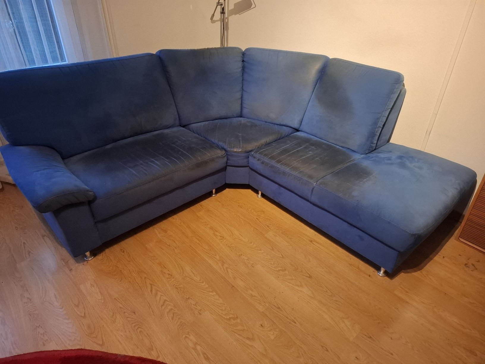 Divani: Ecksofa blau mit Ottomane – Usato da Burgdorf venduto da Papagei