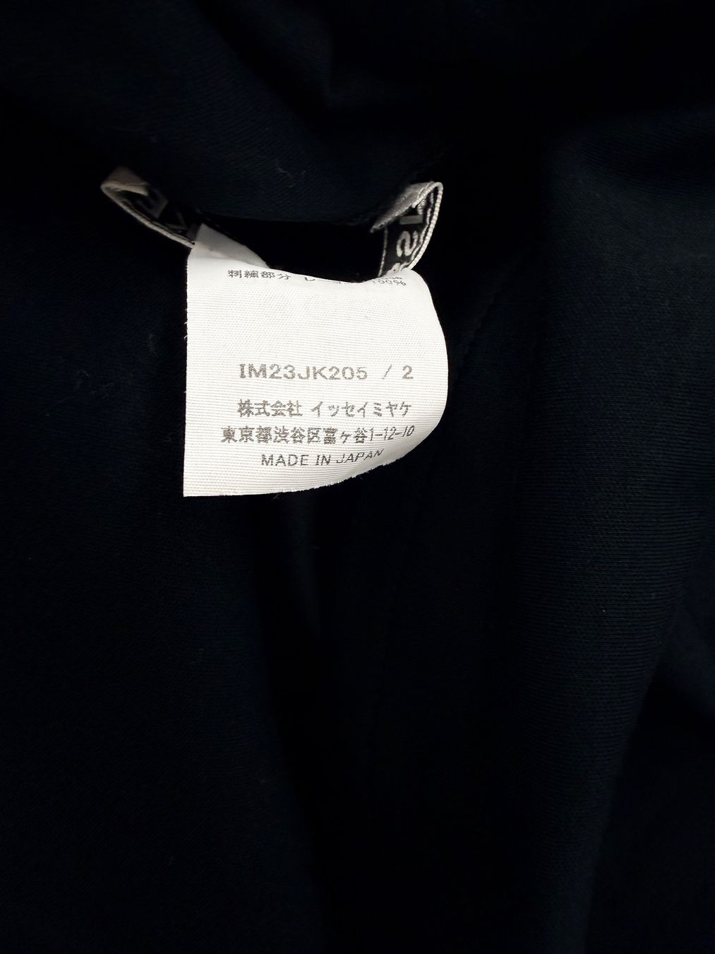 Issey Miyake T-shirt: Issey Miyake Mainline - Constructed Panel T-Shirt  - Black – Usato da Zürich venduto da serraphim 4